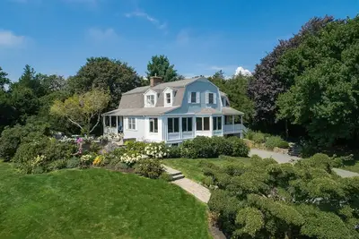 Image de Warm welcoming polished private beautiful home close to beaches & Newport