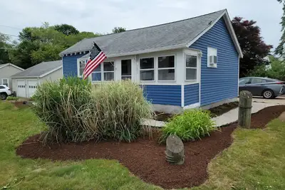 Image de Adorable  Snug Harbor Cozy Cottage, Minutes to the beach(pet friendly)