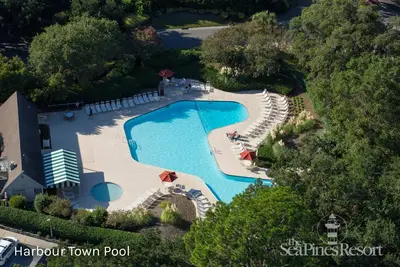 Image de 2-Level, Pet-friendly Villa, Walk to Sea Pines Beach Club