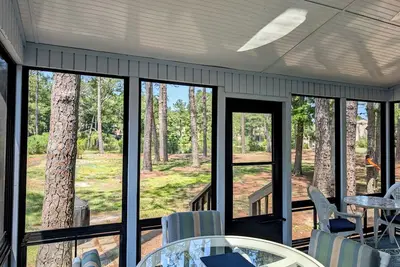 Image de \nRelaxing 3br Townhome with Pond View, Pool, and Porch – Walk/Tram to Beach