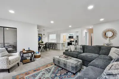 Image de 2 bed/3 bath villa, spacious and updated townhouse with view of the pool