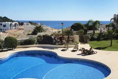 Image de Ocean view beach apartment only a few minutes walk to the beach & restaurants