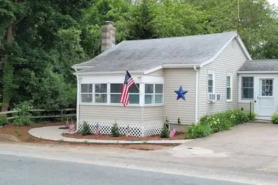 Image de Cozy Cottage in Snug Harbor, minutes to the beach (pet friendly)