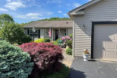 Image de 20 minutes from Penn State! Private entrance, cozy living space.