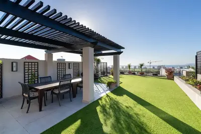 Image de An entertainers paradise; huge in & outdoor living spaces with exceptional views