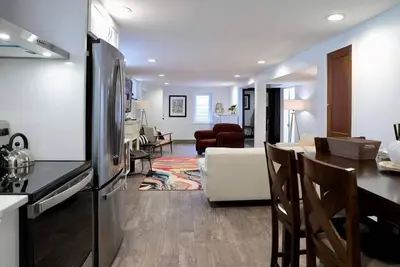 Image de Walkable - Village of East Aurora Craftsman Quaint Gardens