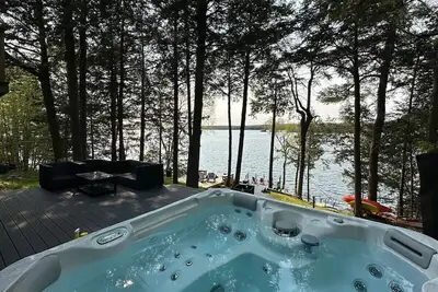 Image de Waterfront open concept dream cottage with hot tub