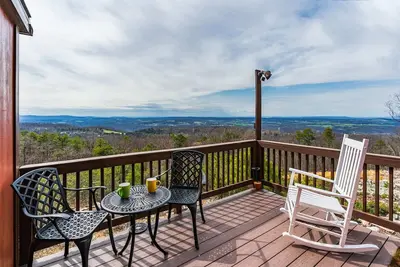 Image de Mountaintop Views, Hot Tub, Deck, Fire Pit & WiFi
