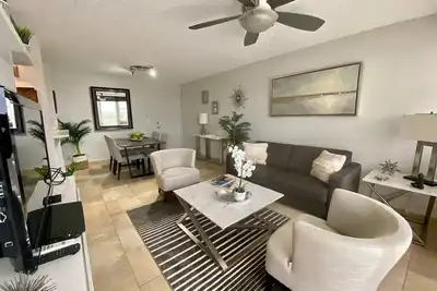 Image de Beachfront Luxury Condo  Pool  W/D  Walk 2 eat