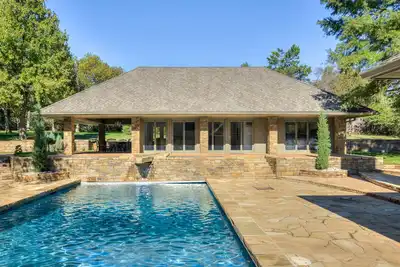 Image de Resort living in Edmond with pool & tennis court!