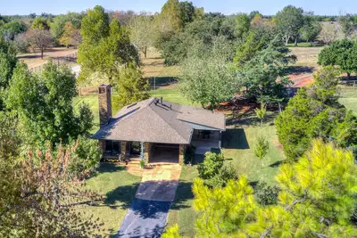 Image de Private Cabin on acreage with pool & tennis court!
