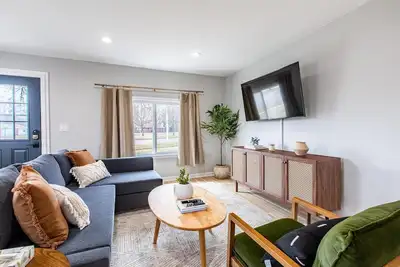 Image de Cute, Chic & Updated Melvindale Cottage!