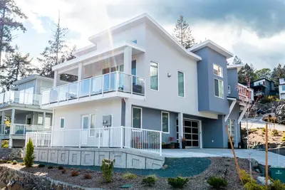 Image de Modern 1-bedroom self contained suite w/ Full Kitchen and Air Conditioning