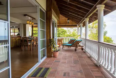 Image de Spacious hideaway with ocean views and fine eatery