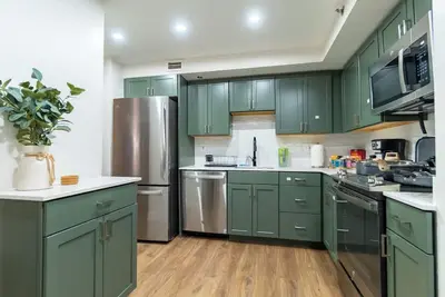 Image de Mid Century Modern Deluxe 2br Cozy King bed l Gym l Tranquil 5 min to Dc/Mall/✈️