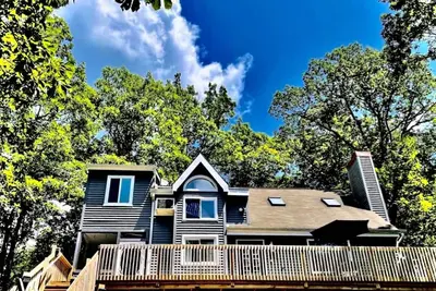 Image de Pocono Mtn Lofthouse! 4br Fireplace Firepit Gas Bbq 4Season Comm Pools Amenities