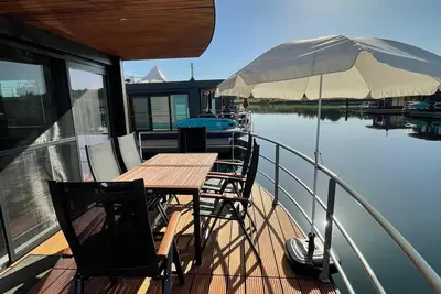 Image de Houseboat \"Vroni\" on the Bärwaldersee in the Lusatian Lakeland