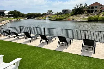 Image de New Luxury Lakefront Resort with 4 King Suites - Private Pool & Spa - Quiet Cove