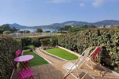 Image de Beau studio cabine en rez de jardin dans résidence avec piscine