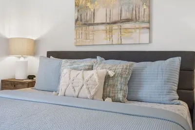 Image de Very Clean-No Cleaning Fees-Walk In Unit! King Bed