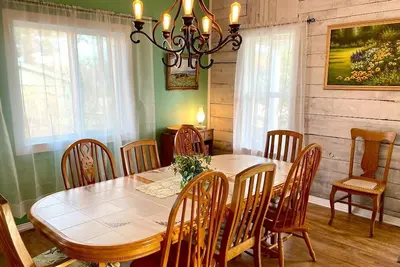 Image de Homey Cottage- Close to Attractions- 3 bedrooms- Sleeps 10-13