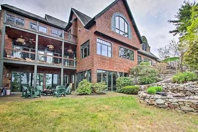 Image de Spectacular Lakefront View With  Movie Theatre And  Boat Dock Alton Bay Nh
