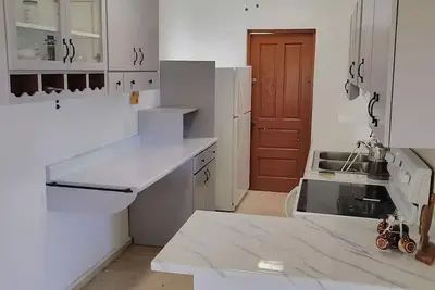 Image de \"Tranquil Oasis: Spacious 4-Bed/3-Bath Beach House Just 3 Minutes from Paradise!