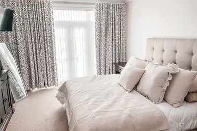 Image de Lakeside Luxury Condo • Walk to Beach & Downtown Culver