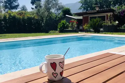 Cottage avec piscine entre mer et montagne