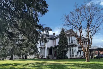 Image de Spacious Victorian Home 2nd floor apartment