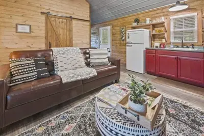 Image de Tiny Cabin! private back deck, outdoor fire pit, less than a mile to lake