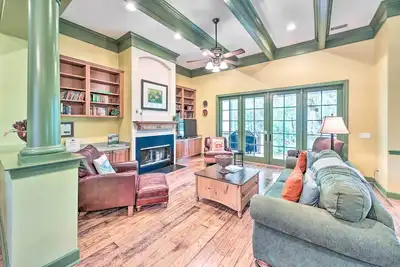 Image de 7 Mi to Beach: Bluffton Cottage w/ Furnished Patio