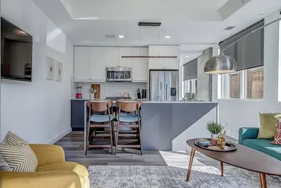 Image de Vibrant & Modern Condo with Patio near Lrt