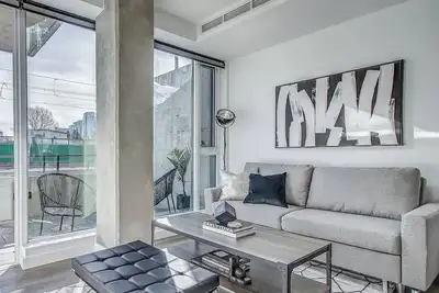 Image de Upscale Industrial Condo with Patio near Lrt