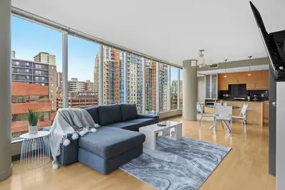 Image de Snazzy Suite on Trendy West-End by Prince’s Island