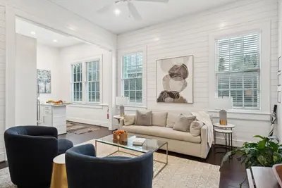 Image de 8b at Saint Philip Square, One Block to King, Spacious Group and Family Favorite