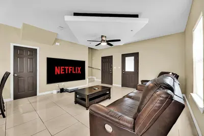 Image de Relax and Enjoy In Our Luxury Townhome Getaway