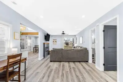 Image de Spacious 2 Br with Fireplace and Private Backyard