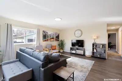 Image de Spacious, bright, convenient to everything in Anchorage! Bonus room!