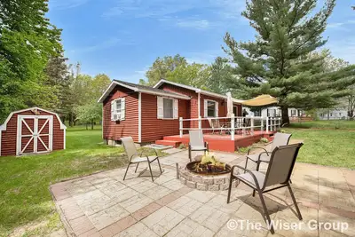 Image de Red Star Cottage on Mawby Lake: Sandy Beach- Kayaks/Paddle Boat/Row Boat