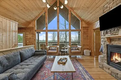 Image de Pitch Perfect! 1 mile from Dollywood - Pool Table - 2 Decks - GameRoom - HotTub!