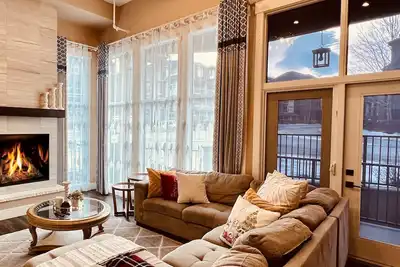 Image de M17 - 2650 sqft Canmore luxury townhouse mtn. view 4 Bedrooms + 4. 5 Bath