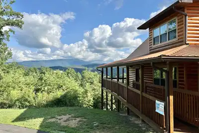 Image de Luxury Mountaintop Getaway with, Fire Pit, New Hot Tub, WiFi & Gorgeous Views!
