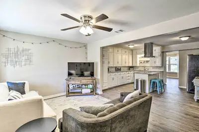 Image de 1 Mi to At&T Stadium: Downtown Arlington Home