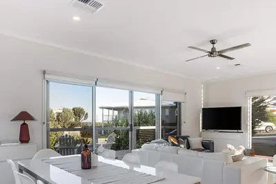 Image de Coastal Style Pavilion House, Sea Views, Big Decks 1 street from Beach -Duney\n