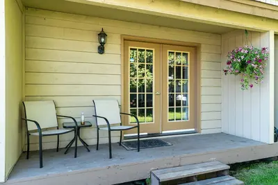 Image de The Alaskan Wolf's Den Close to Airport, centrally located ; private entrance