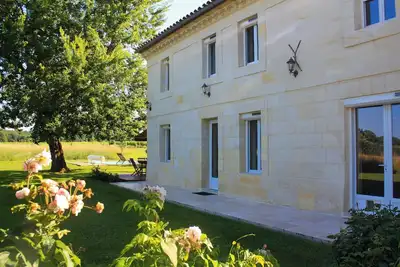 Image de Maison en pierre, exposition sud sans vis à vis avec piscine privée et chauffée.