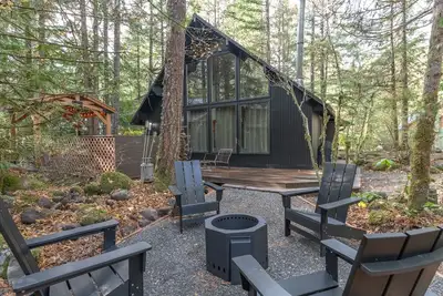 Image de Chalet Style, hot tub. wood stove. WiFi, short walk to the Sandy River!