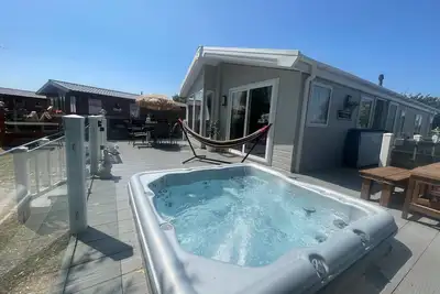 Image de Indulgence Lakeside Lodge i1 is prime location with private fishing peg and hot tub at Tattershall