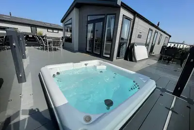 Image de Indulgence Lakeside Lodge i3 is prime location with a private fishing peg and sunken hot tub